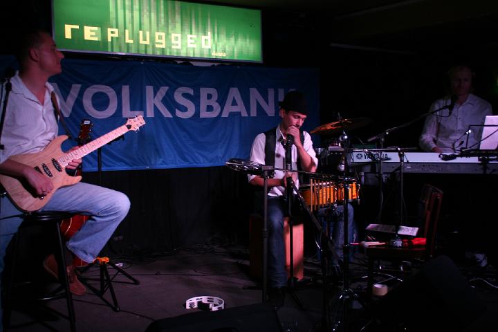 2008-11-28 M3_live at replugged 156.jpg